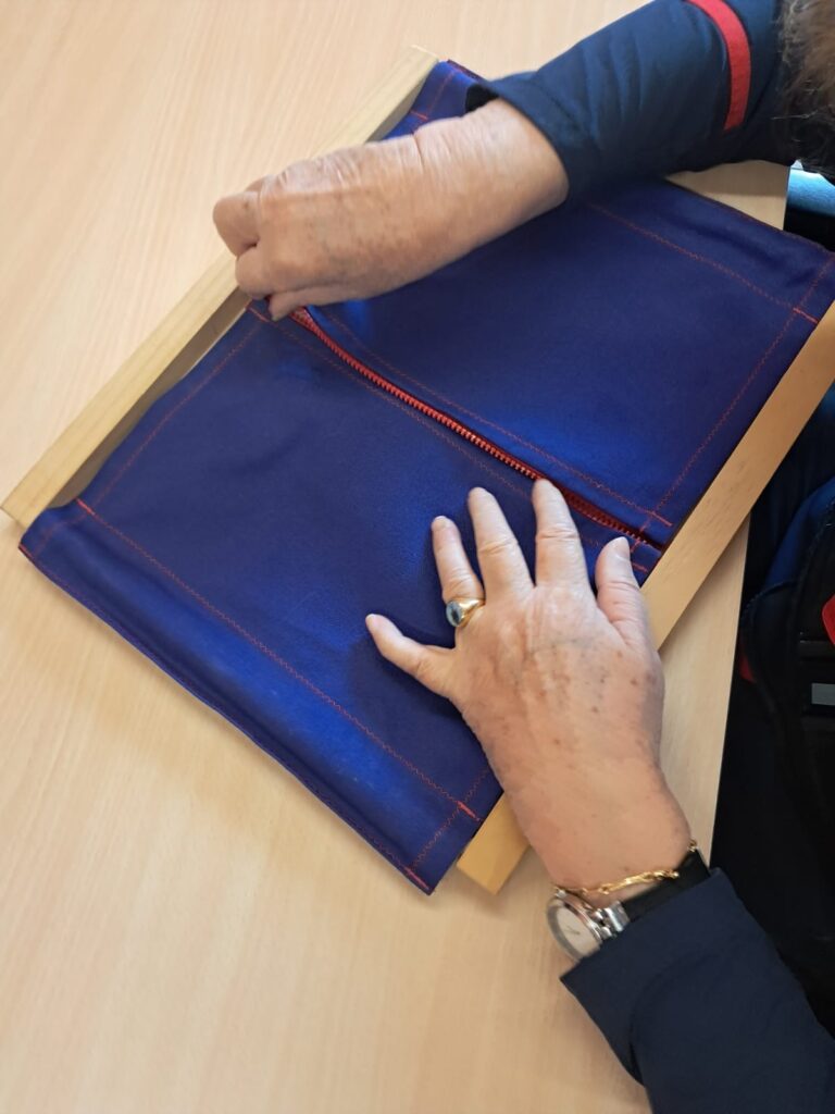 Grupo de personas adultas método petö Aspace Navarra