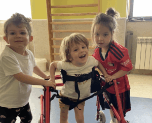 3 niños y niñas en atencón temprana de Aspace Navarra