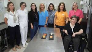 foto de logopedas, cocina y persona con disfagia