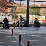 deportistas haciendo demostración slalom