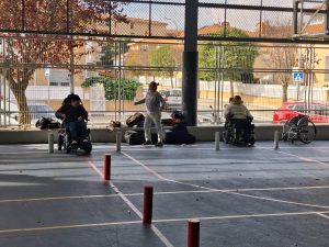 deportistas haciendo demostración slalom